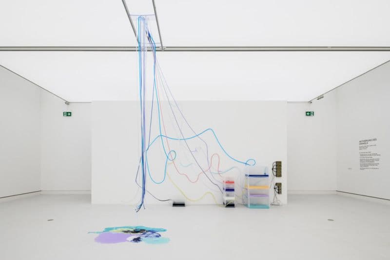 Ausstellungsansicht Kunsthalle Mainz: What is the dream that makes you dream?: Sarah Ancelle Schönfeld, Detergancy (Antibacterial Groundreading), 2025