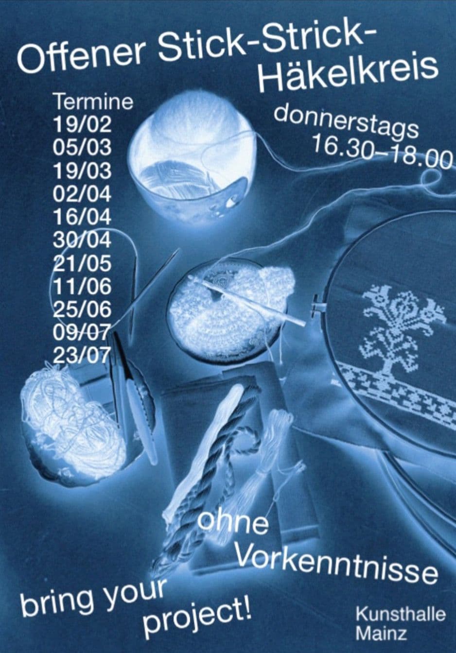 Auf dem Bild sind drei Menschen zu sehen. Sie sticken, stricken und häkeln.