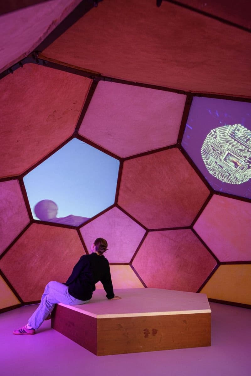 Ausstellungsansicht Kunsthalle Mainz: What is the dream that makes you dream?: Tabita Rezaire: Orbit Diapason, 2021