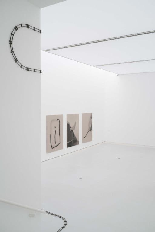 Ausstellungsansicht Kunsthalle Mainz: Helena Hafemann, »Weder Märklin noch Fleischmann«, 2019 und Levin Oehler, »Figuring out what to do«, 2025