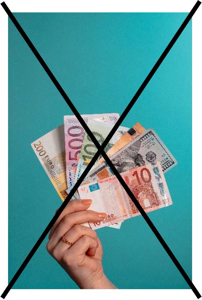 Eine Hand hält verschiedene Geldscheine. Das Geld ist durchgestrichen.