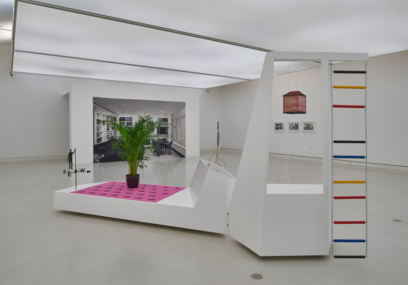 Installationsansicht: Agnieszka Kurant: Phantom Estate, 2013; Goshka Macuga: Backdrop. Living room, 2014