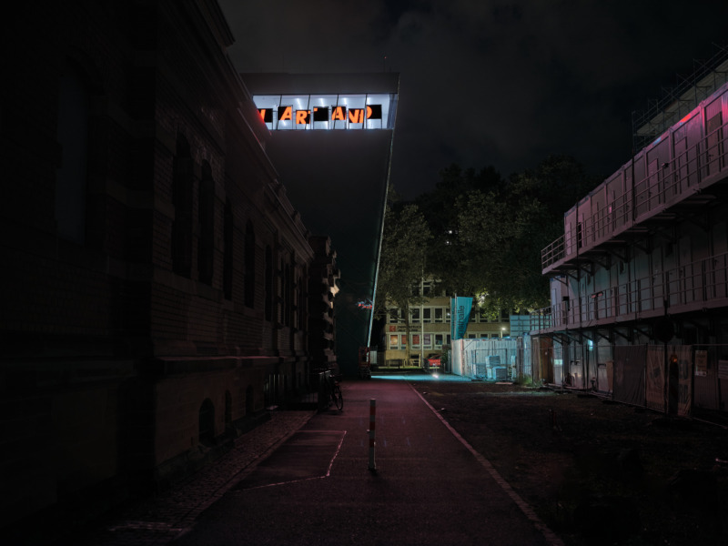Installationsansicht: Johannes Büttner: Higher, 2021, Künstliche Intelligenz (OpenAI GPT-3), LED-Wand, Dauer unendlich, Courtesy the Artist. Foto: Norbert Miguletz